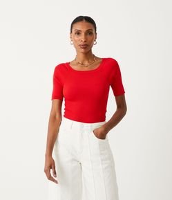 Blusa em Tricô com Gola Canoa Canelada