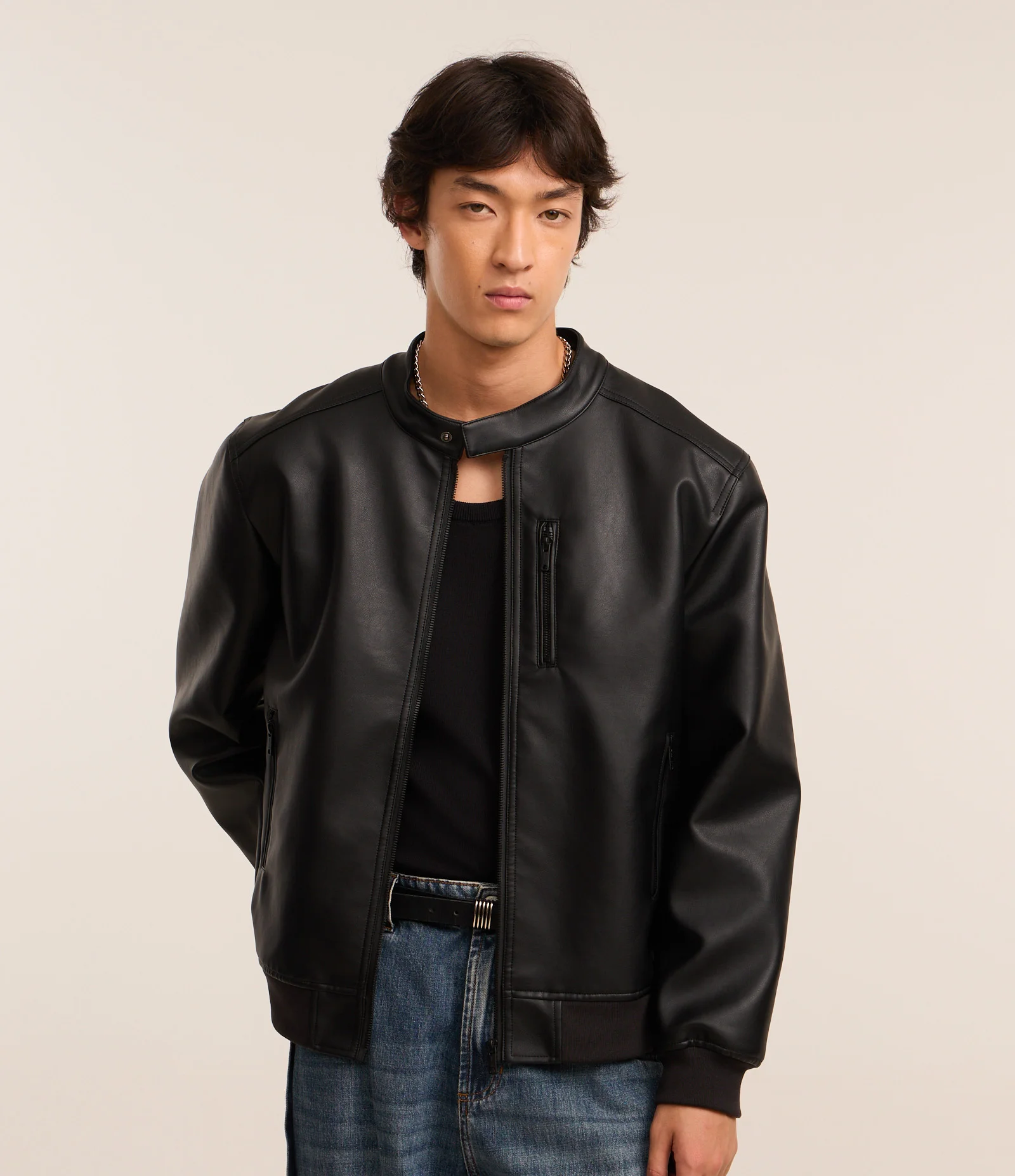 Jaqueta com Capuz e Fechamento Frontal Preto 1