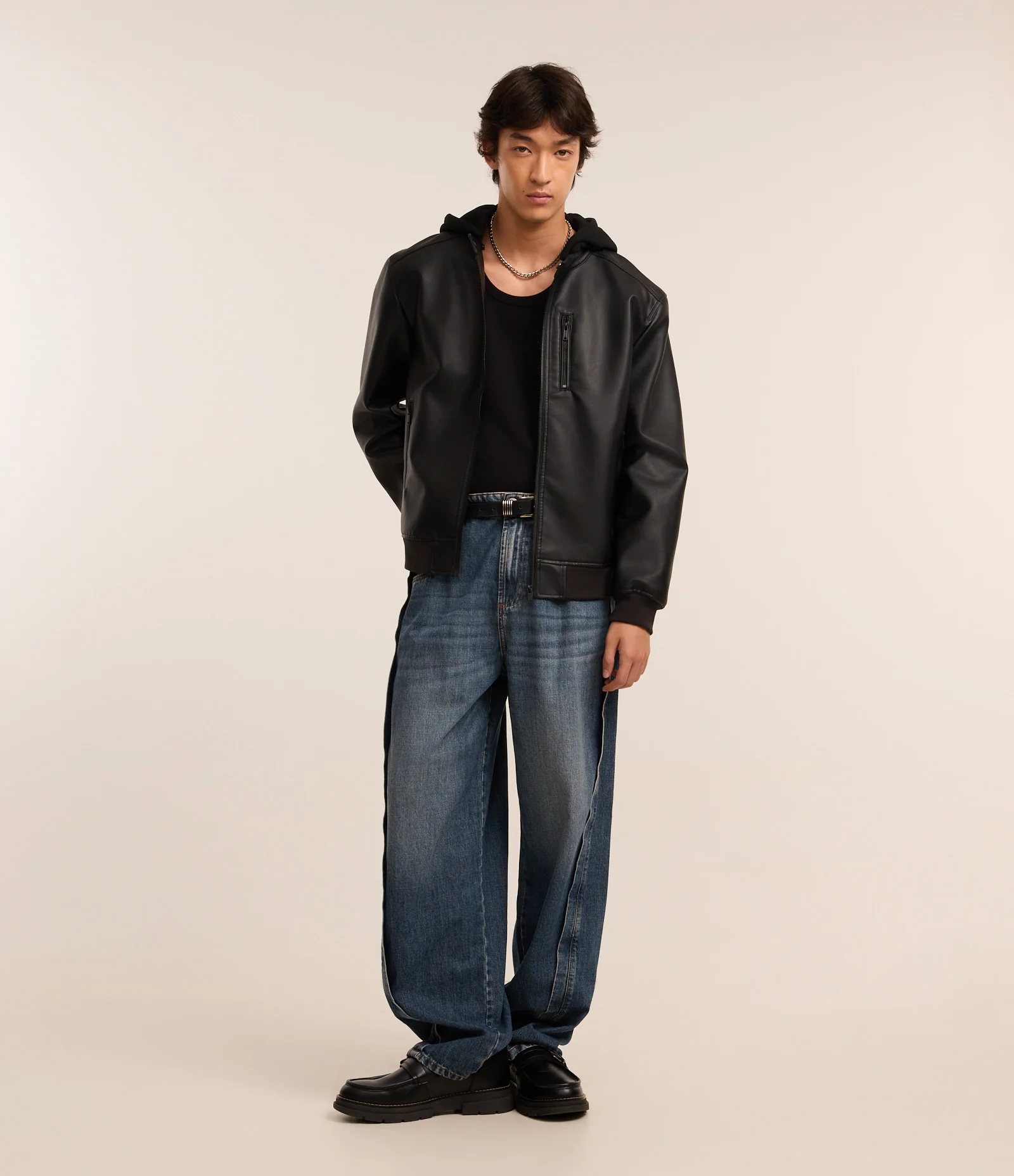 Jaqueta com Capuz e Fechamento Frontal Preto 2