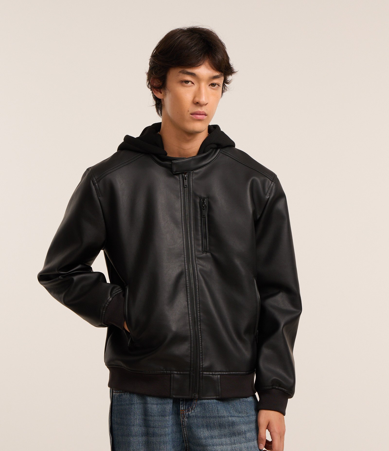 Jaqueta com Capuz e Fechamento Frontal Preto 4