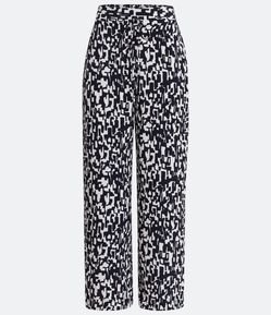 Calça Cenoura em Crepe com Estampa Abstrata