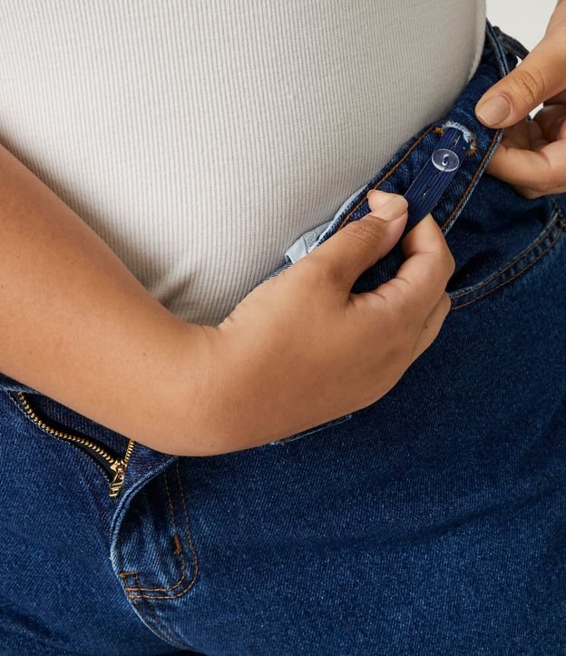 Calça Mom em Jeans Curve & Plus Size Azul 5