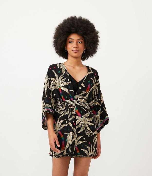 Kimono em Viscolinho com Manga Ampla com Aviamento e Estampa Coqueiros