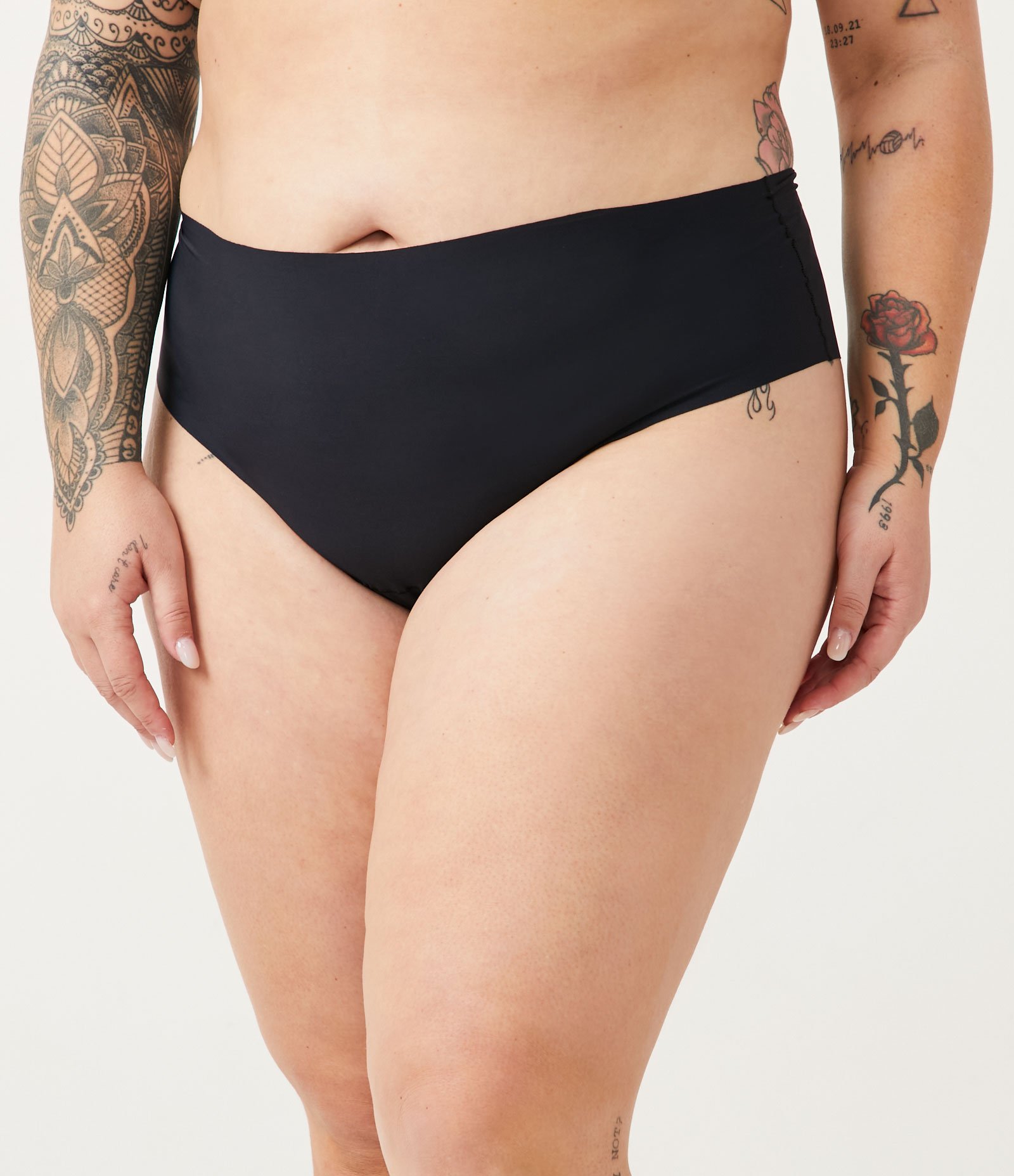 Calcinha Biquíni Conforto com Corte a Fio Curve & Plus Size Preto 1