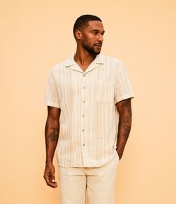 Camisa Comfort em Algodão Texturizado com Listras e Bolsinho
