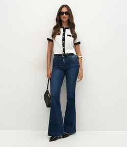 Calça Flare Jeans com Bolsos