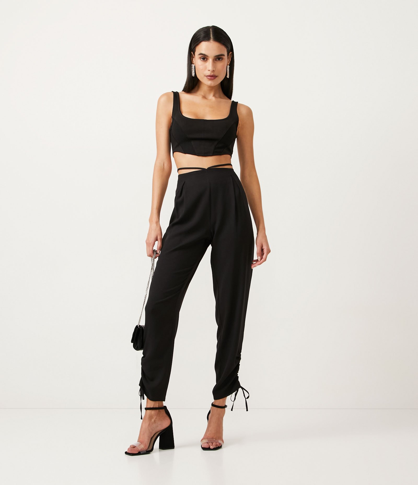 Calça Jogger em Crepe com Alças na Cintura e Franzido com Amarração na Barra Preto 1