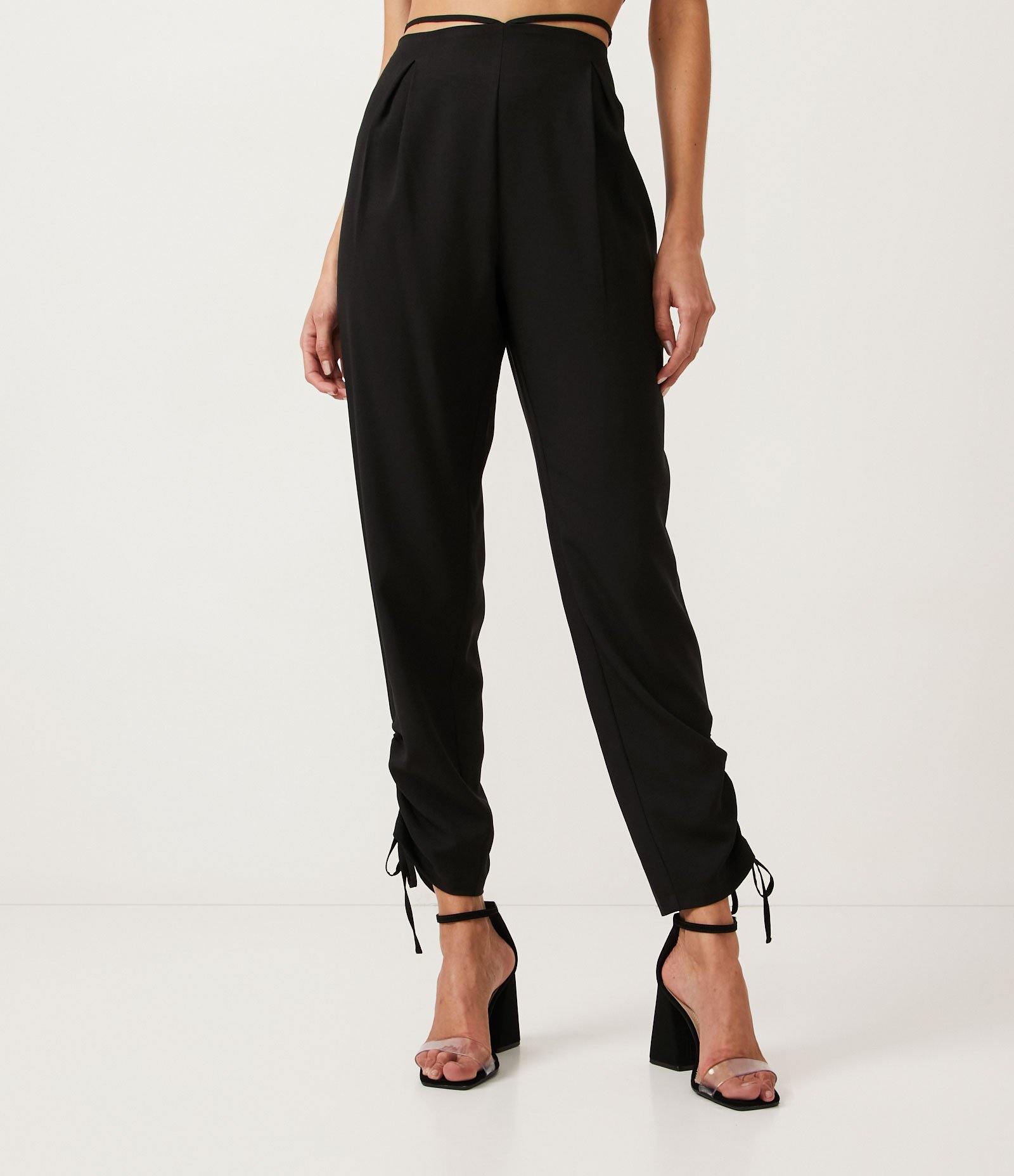 Calça Jogger em Crepe com Alças na Cintura e Franzido com Amarração na Barra Preto 2