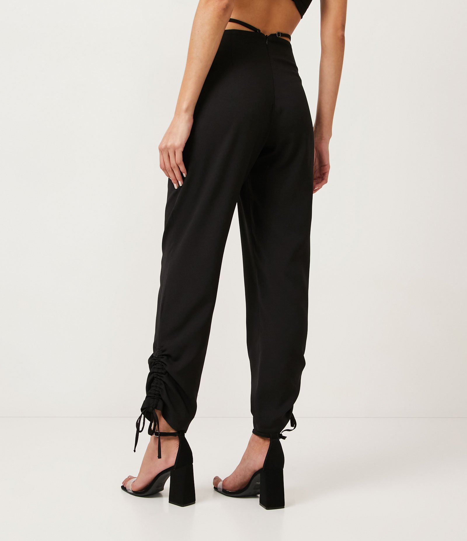 Calça Jogger em Crepe com Alças na Cintura e Franzido com Amarração na Barra Preto 3