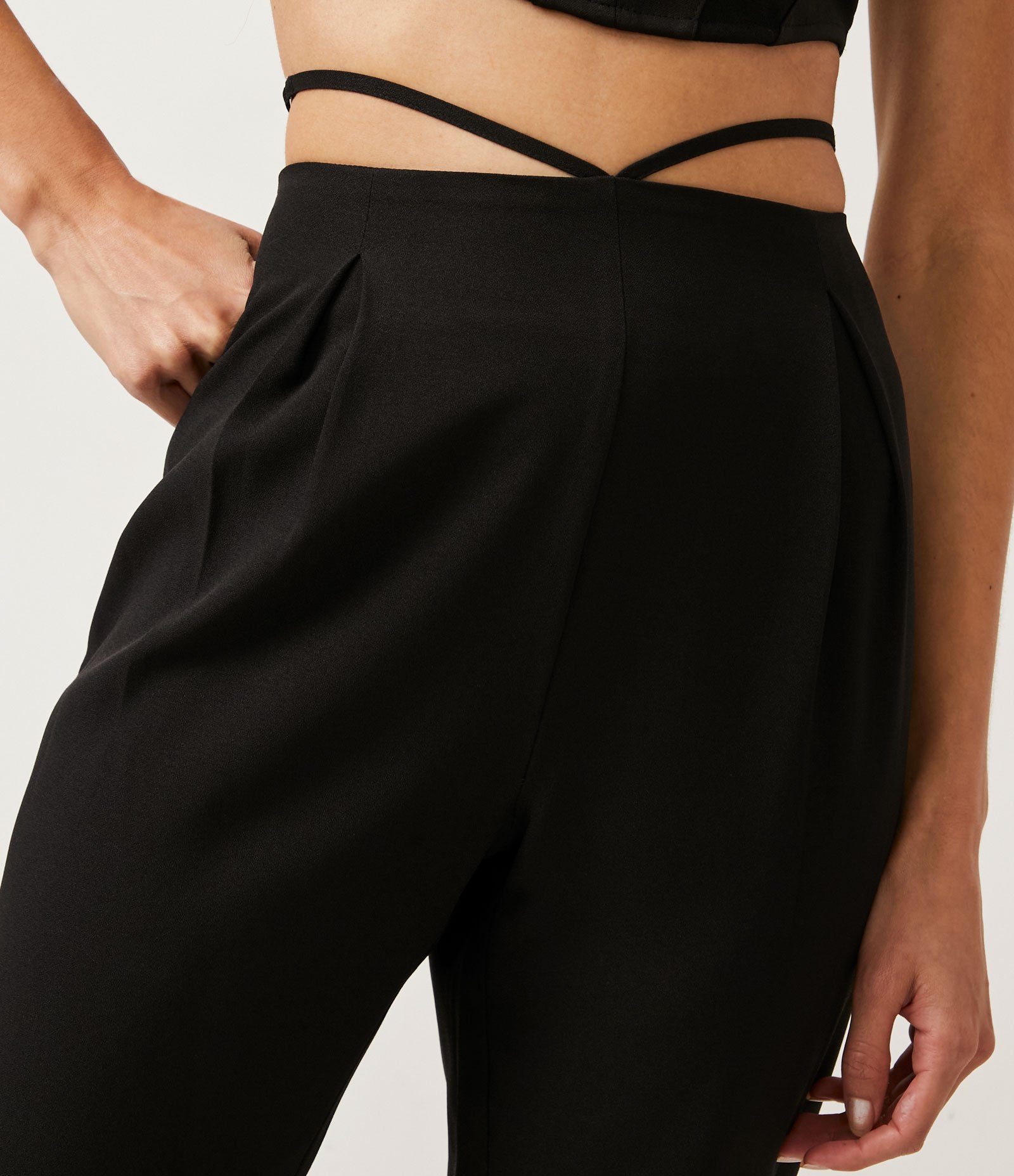 Calça Jogger em Crepe com Alças na Cintura e Franzido com Amarração na Barra Preto 4