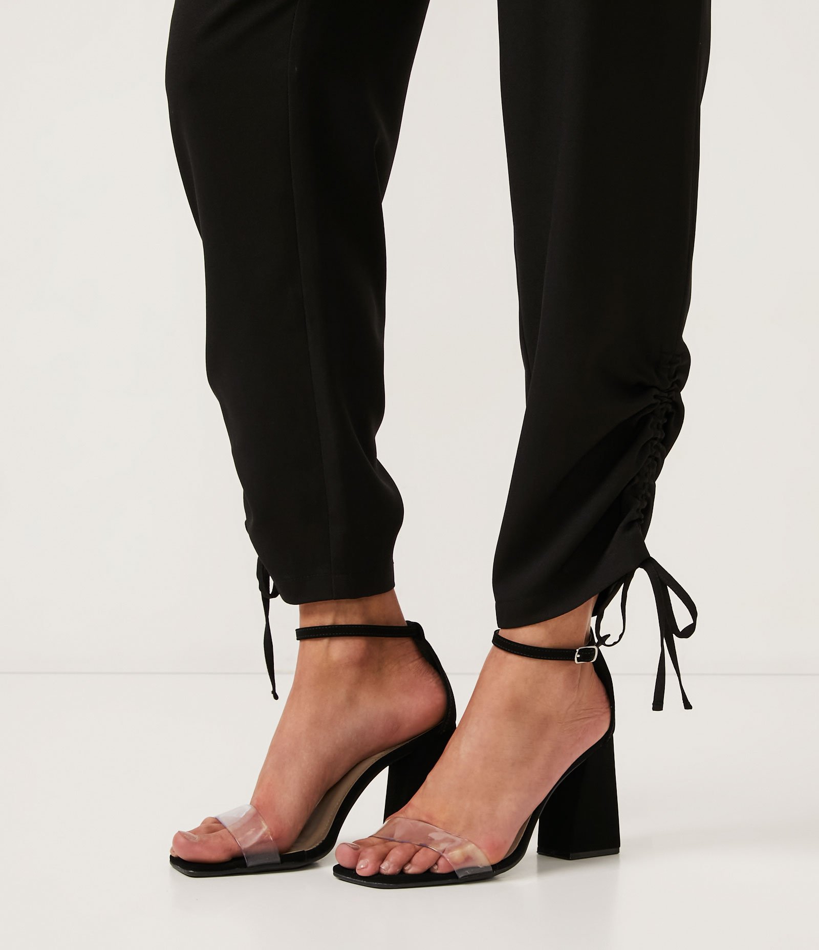 Calça Jogger em Crepe com Alças na Cintura e Franzido com Amarração na Barra Preto 5