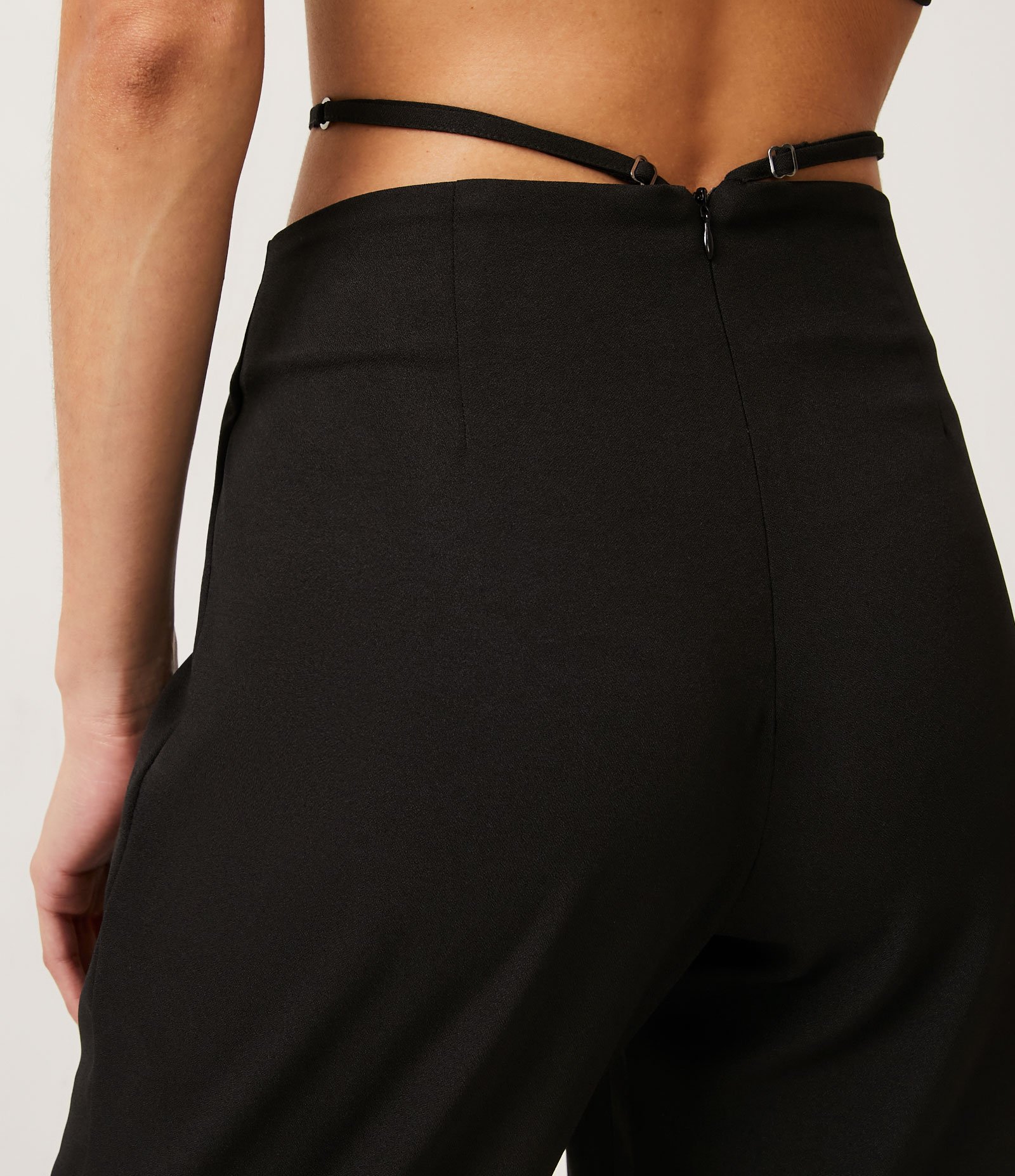 Calça Jogger em Crepe com Alças na Cintura e Franzido com Amarração na Barra Preto 6