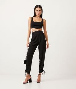 Calça Jogger em Crepe com Alças na Cintura e Franzido com Amarração na Barra