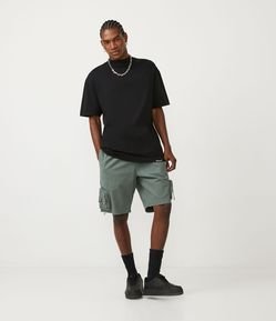 Bermuda Regular em Sarja com Bolso Cargo