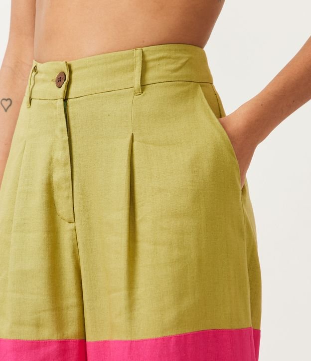 Pantalón Modelo Pantalona en Lino con Bloques de colores contrastantes Verde 4
