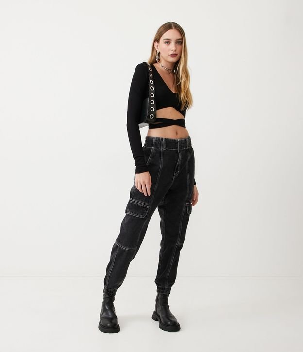 Blusa Cropped en Crepé con Lazo en la Cintura Negro 2
