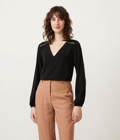 Blusa em Malha Jersey com Decote V e Friso no Ombro