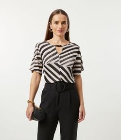 Blusa em Tricô com Estampa Listrada e Corrente no Decote