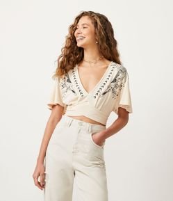 Blusa Cropped em Piquet com Estampa Tropical e Amarração nas Costas