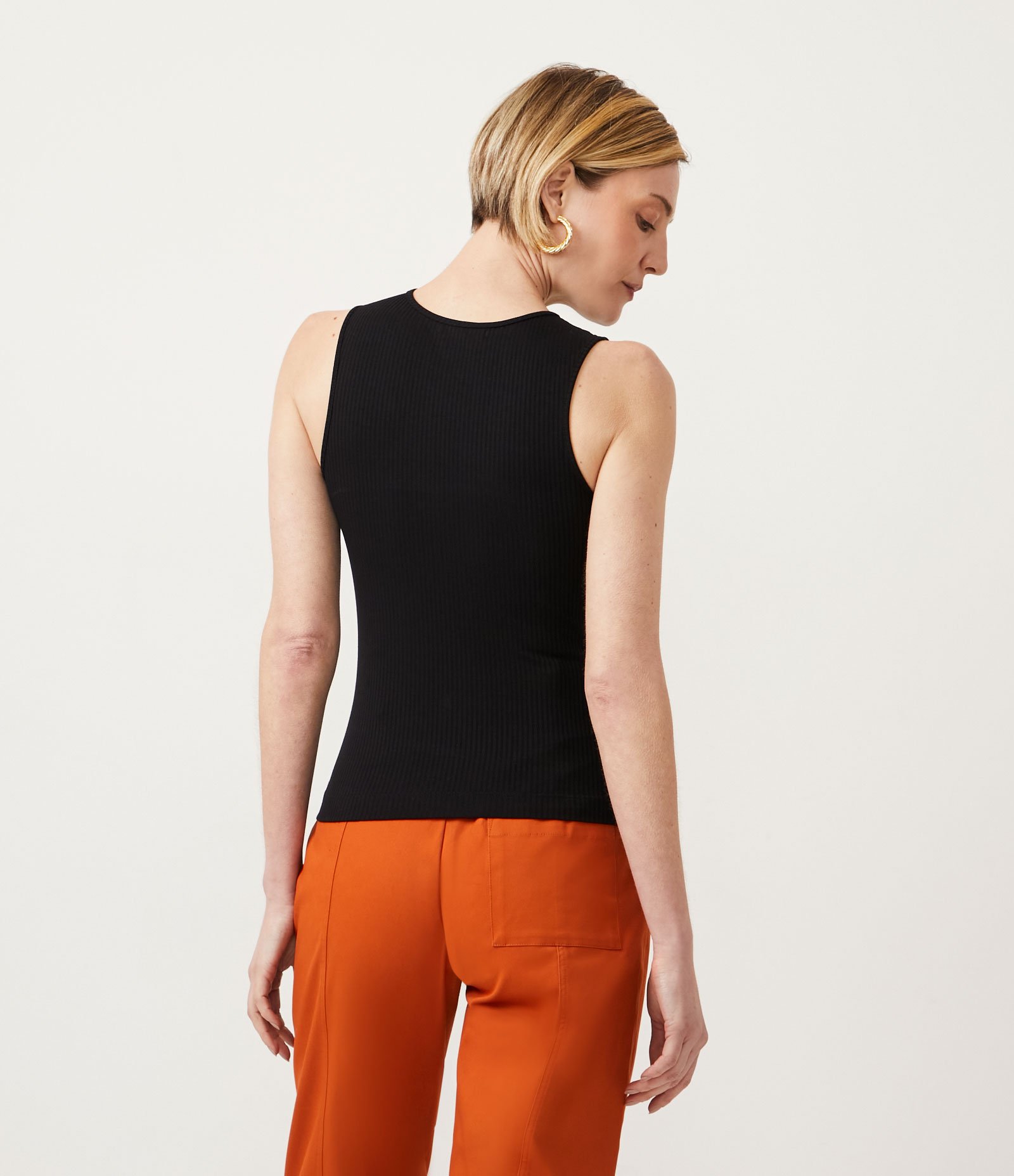 Blusa Regata em Ribana com Detalhe Vazado no Ombro Preto 3