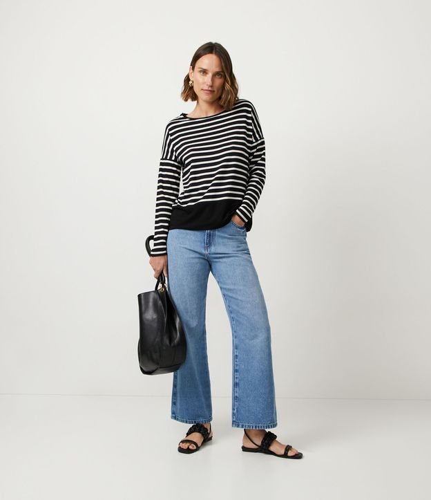 Blusa en Viscosa Texturizada con Estampado de Rayas y Barra Contrastante Negro 2