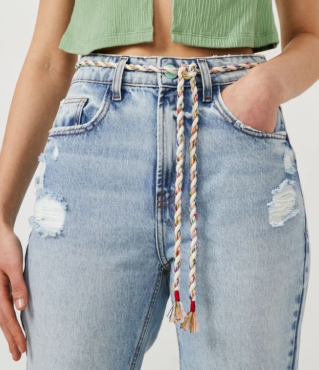 Pantalón Mom en Jeans con Cinturón-Cordón y Rasgos Azul 4
