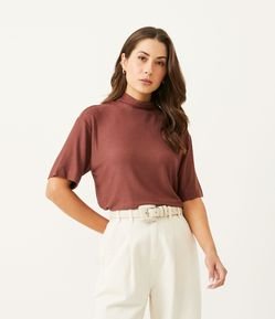 Blusa em Viscose com Golinha Alta e Barra Larga