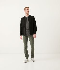 Calça Slim em Sarja com Bolsos