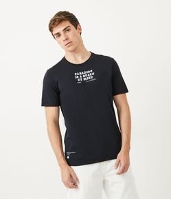 Camiseta Easy em Meia Malha com Lettering Gótico