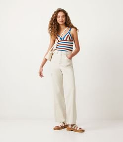 Calça Anos 90 em Sarja com Bolso Diferenciado