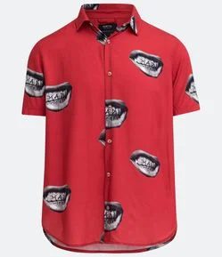 Camisa Manga Curta em Viscose com Estampa de Bocas