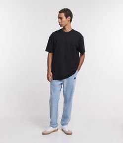 Calça Loose Jeans com Cós Elástico e Etiqueta Frontal