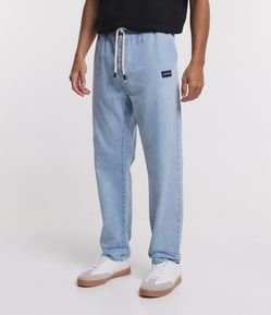 Calça Loose Jeans com Cós Elástico e Etiqueta Frontal
