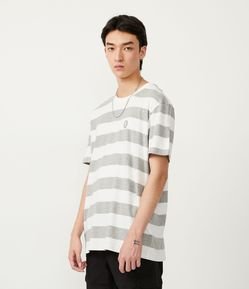 Camiseta em Algodão com Bordado e Estampa em Listras
