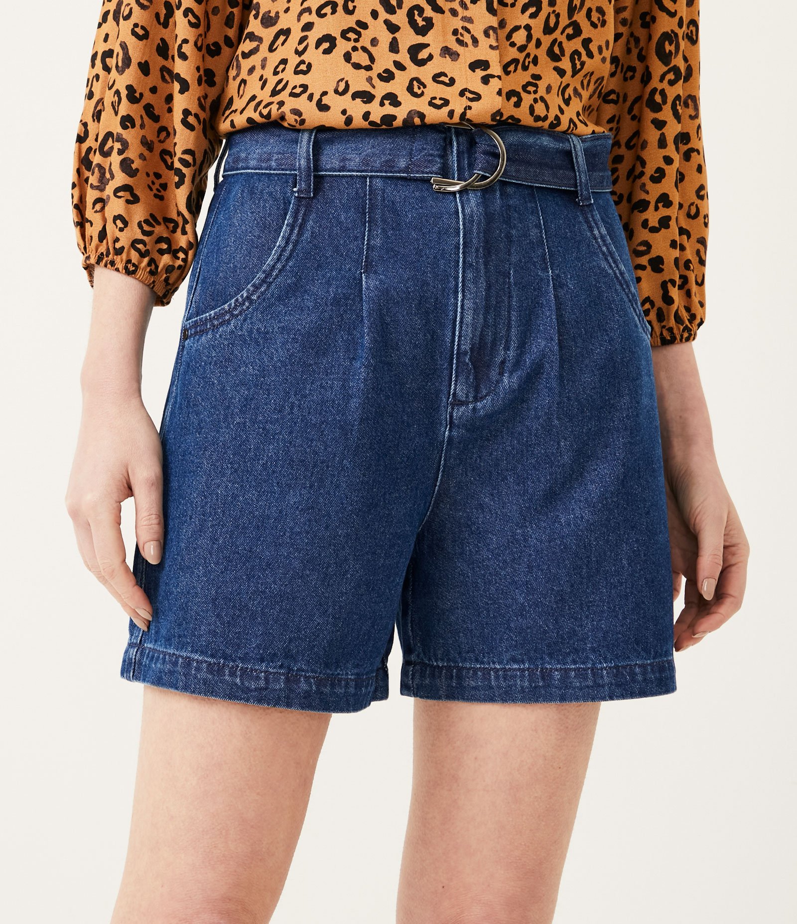 Short Mom Jeans com Cinto Faixa Azul 2