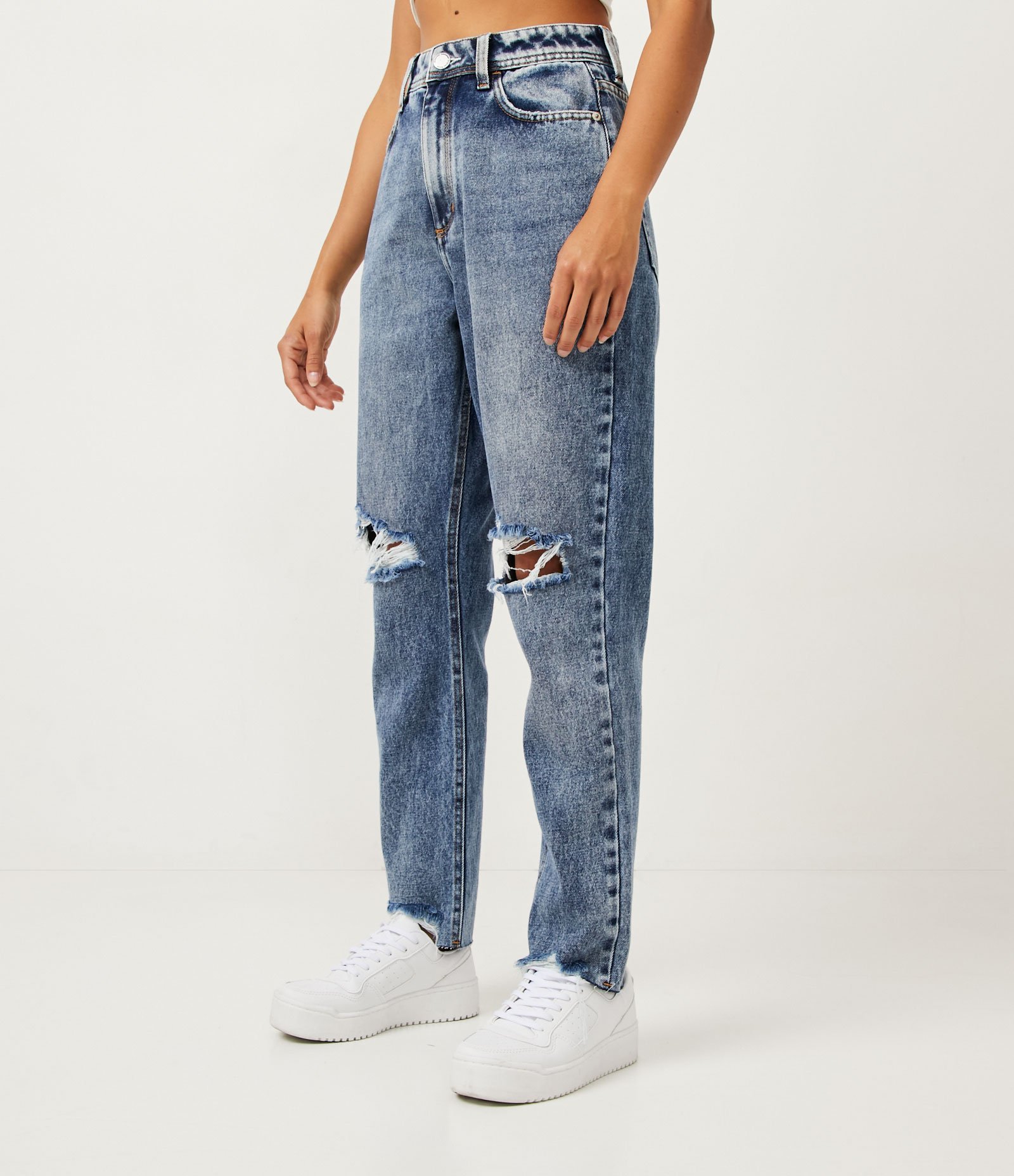 Calça Mom em Jeans Destroyed com Barra Rasgada Azul 2