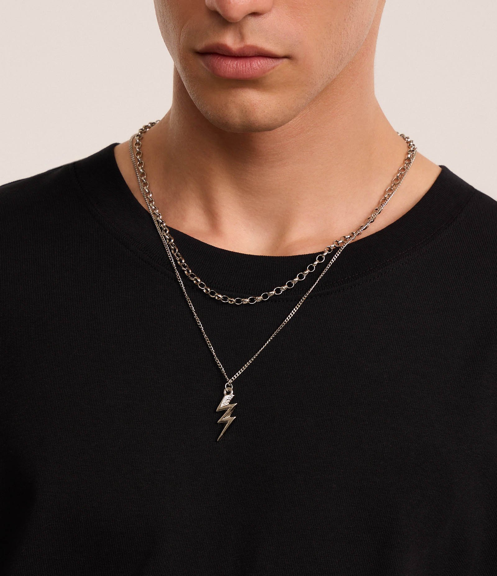 Colar Duplo com Corrente e Pingente de Raio Cinza 4