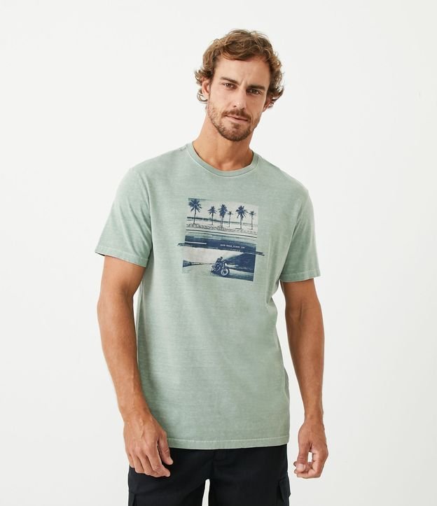 Camiseta Comfort em Algodão com Estampa Localizada de Moto - Cor: Verde - Tamanho: P