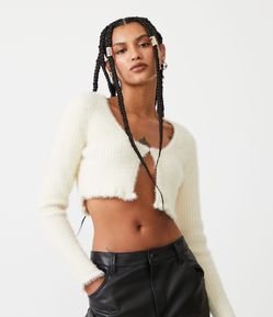 Cardigan Cropped em Tricô Canelado  com Pelinhos