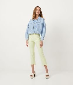 Calça Reta Cropped em Sarja com Barra Desfiada