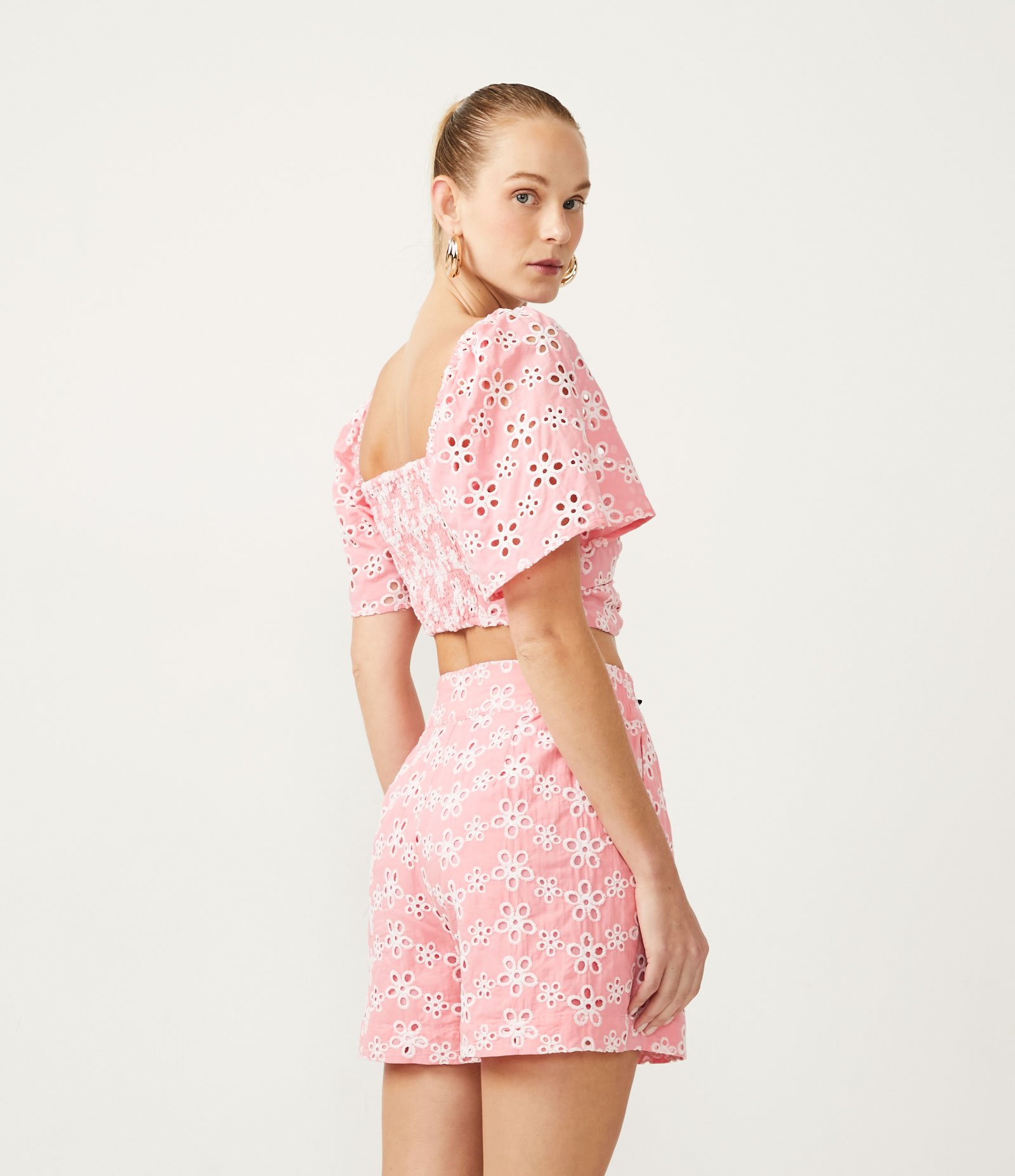 Blusa Cropped em Laise com Bordado Contrastante Rosa 3