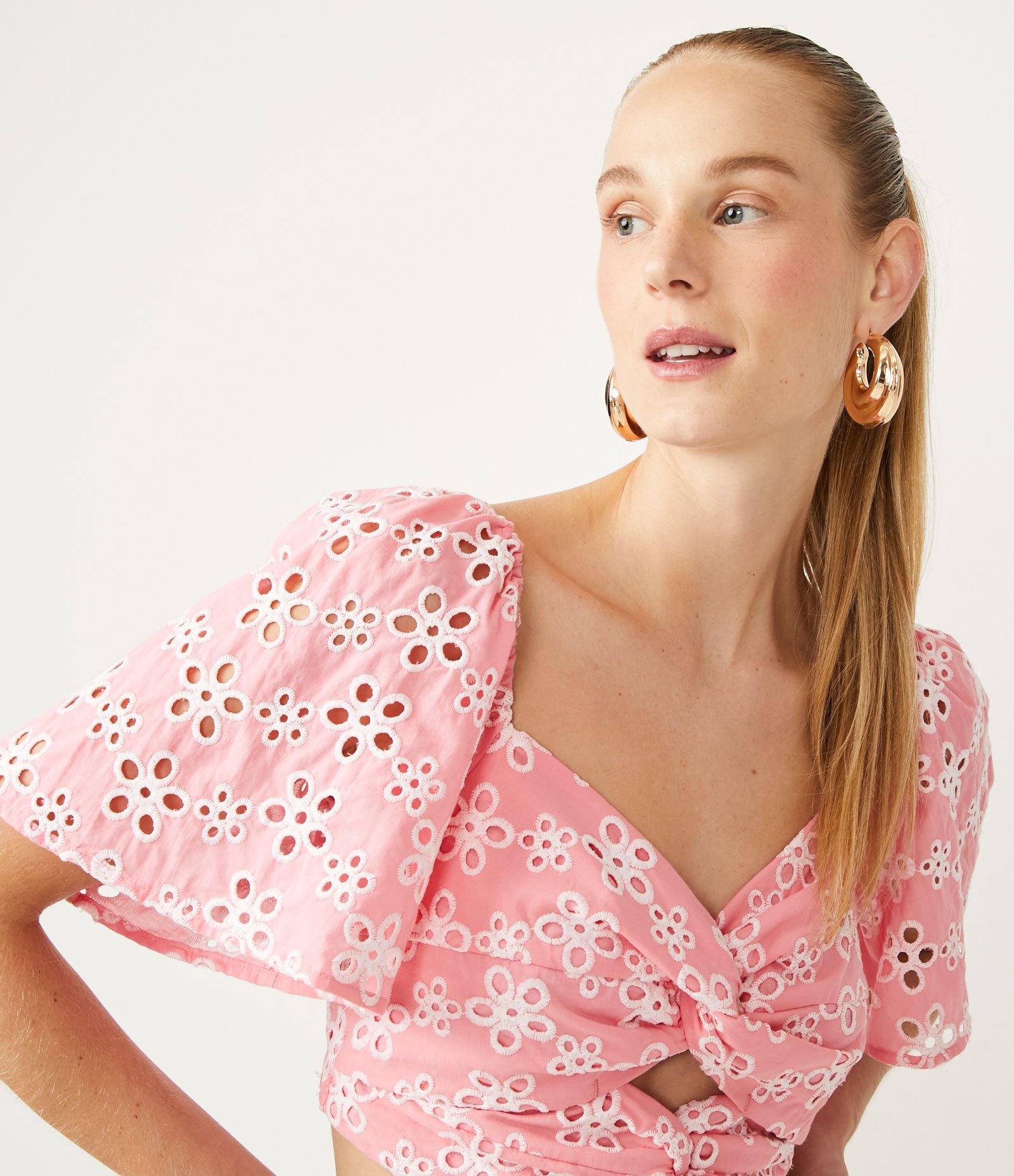 Blusa Cropped em Laise com Bordado Contrastante Rosa 4