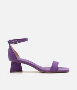 Sandália com Salto Triângulo e Amarração por Fivela