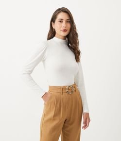 Blusa em Viscose Canelada com Gola Alta e Pregas nos Ombros