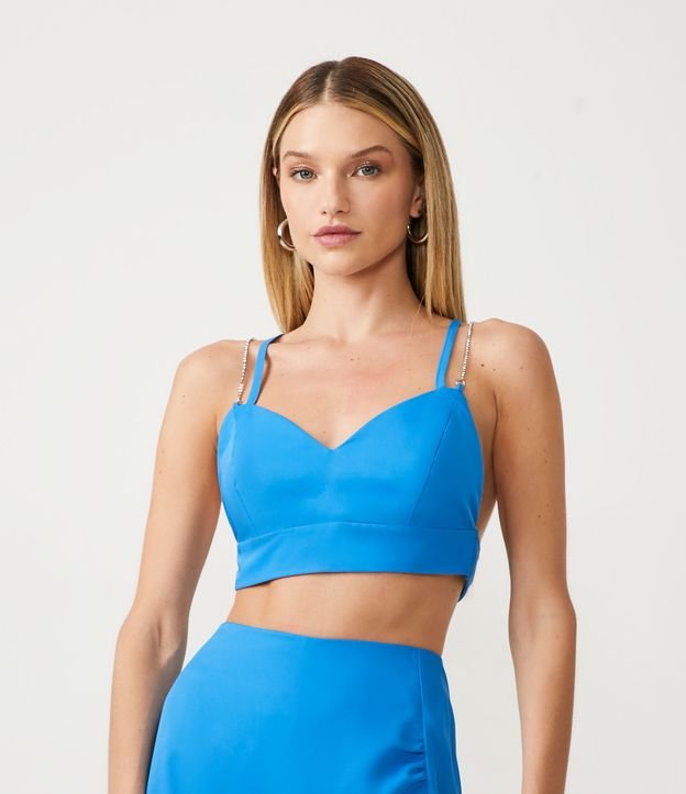 Blusa de Tirante Cropped en Crepé con Escote V y Detalle en Cadena Azul 1