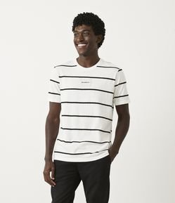 Camiseta em Algodão com Estampa Listrada e Etiqueta Aplicada