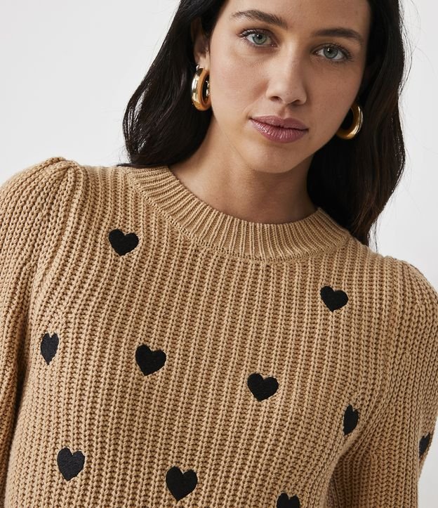 Blusa de malha com bordado de mini corações