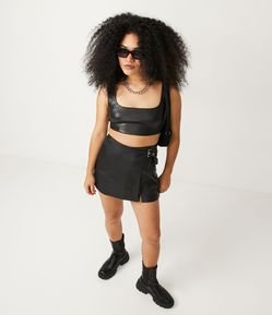 Short Saia em Material Sintético com Transpasse com Fivela