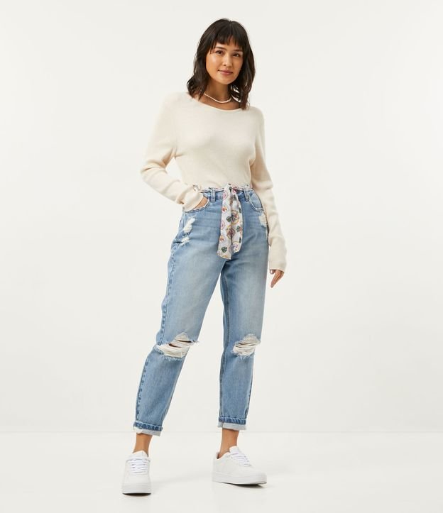 Calça Mom Jeans com Puídos e Barra Dobrada