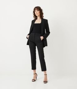 Calça Alfaiataria Modelo Cenoura Lisa